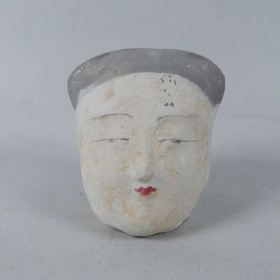 Tête de dame de cour en terre cuite. H: 7...