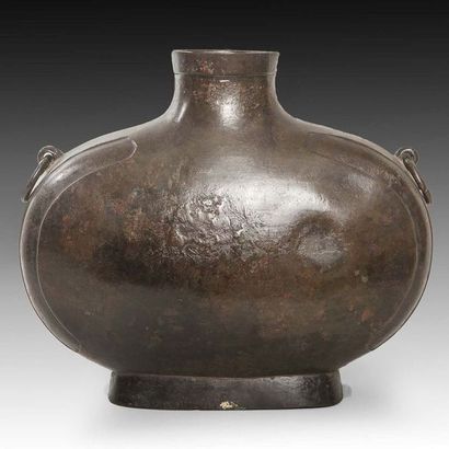 Vase «Bianhu» en bronze à patine brune. En...
