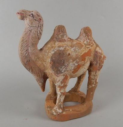 Chameau en terre cuite. H: 15 cm; L: 14 cm...