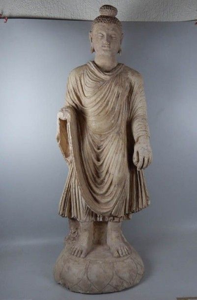 Bouddha debout sur une base on voit au-dessus...