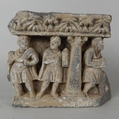 Bas-relief en schiste figurant trois personnages...