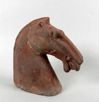 Tête de cheval en terre cuite à engobe. H:...