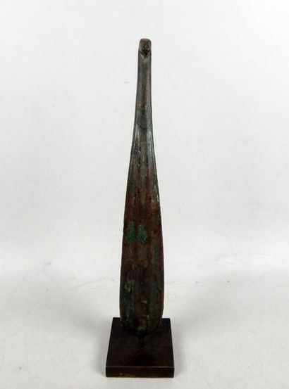 Fibule en bronze. L: 21 cm Han (206 av -...