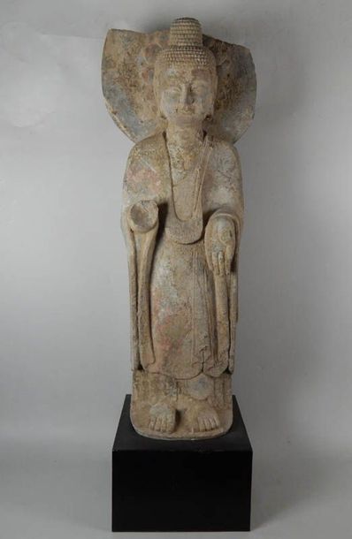 Bouddha auréolé représenté debout, les mains...