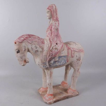 Cavalier sur sa monture en terre cuite polychrome....