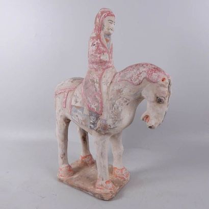 Cavalier sur sa monture en terre cuite polychrome....