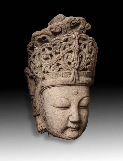 Tête de Guanyin en grès. Elle porte une couronne,...
