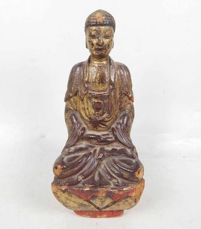 Bouddha assis en méditation sur une base...