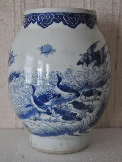 Vase en porcelaine à décor bleu de canards....