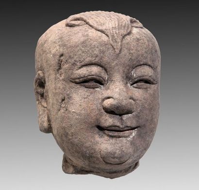 Tête de Lohan enfant en grès. H: 20 cm. Epoque...