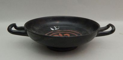 Kylix en céramique vernissée noire à décor...