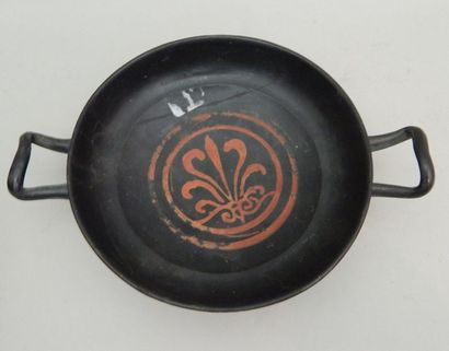 Kylix en céramique vernissée noire à décor...
