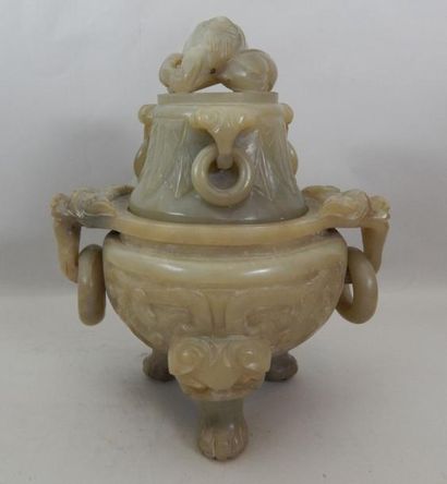 Brule parfum tripode en jade néphrite, muni...