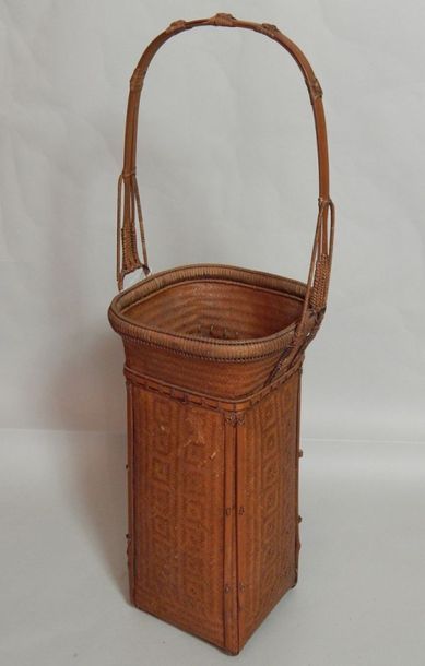 Panier tressé pour «Ikebana». H: 63 cm