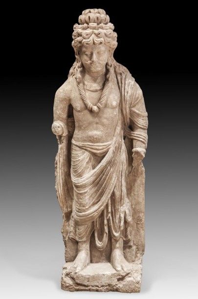 Bodhisattva debout en stuc. Il est vêtu du...