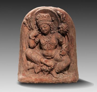 Stèle en terre cuite représentant le «Bodhisattva...