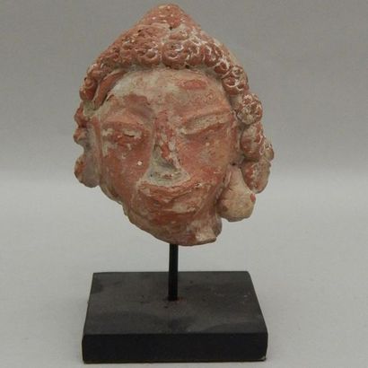 Tête masculine en terre cuite. H: 5 cm. ART...