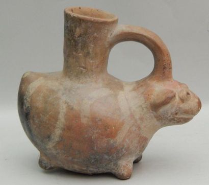 Vase à anse et goulot en terre cuite beige...