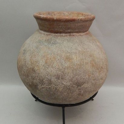 Vase en terre cuite à la panse globulaire...