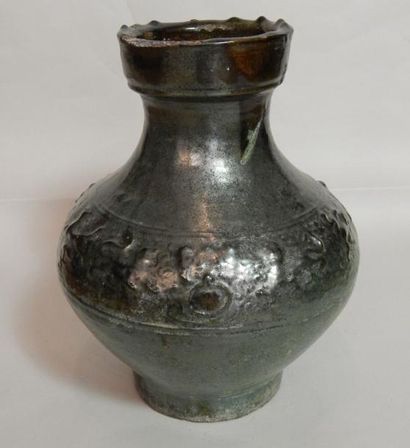 Vase de forme ?Hu? en terre cuite à glaçure...