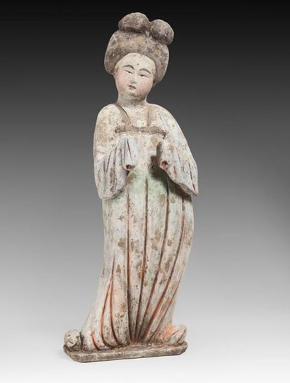 Fat Lady debout, aux bras levés. Elle porte...