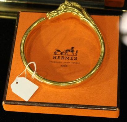HERMES
Bracelet jonc en métal doré figurant...