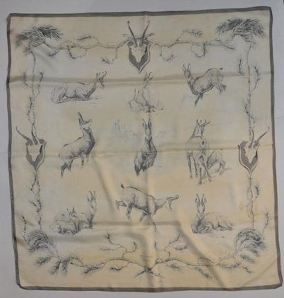 HERMES
Foulard carré en soie, a décor de...