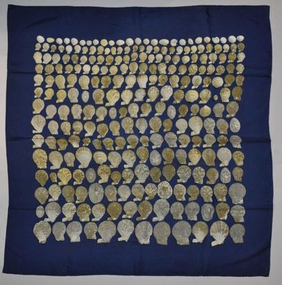 HERMES
Foulard carré en soie, a décor de...