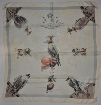 HERMES
Foulard carré en soie, a décor de...