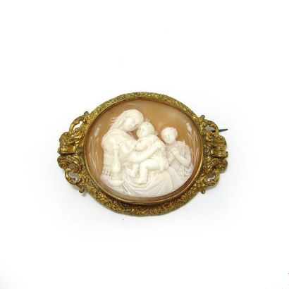 BROCHE en métal doré, ornée d'un camée coquille...