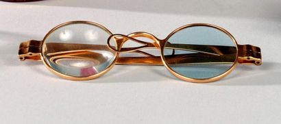 Lunettes a monture articulée en or jaune...