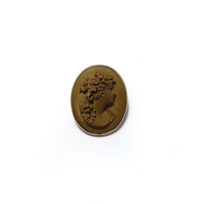 BROCHE en or rose 9k (375/°°), ornée d'un...