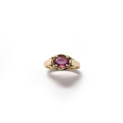 BAGUE en or jaune 14k (585/°°), ornée d'un...