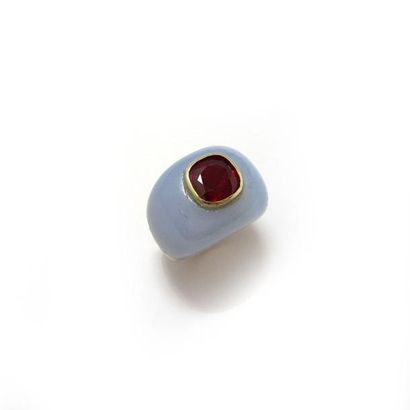 BAGUE dôme en or jaune 18k (750/°°), composée...
