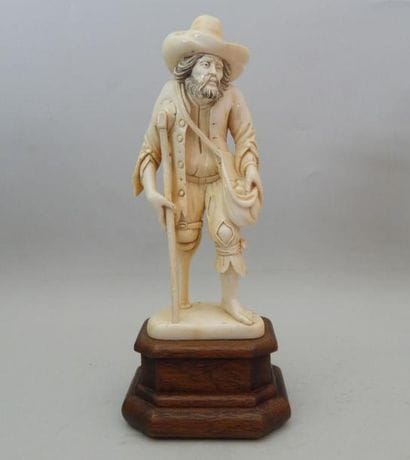 Ivoire sculpté représentant un mendiant unijambiste...