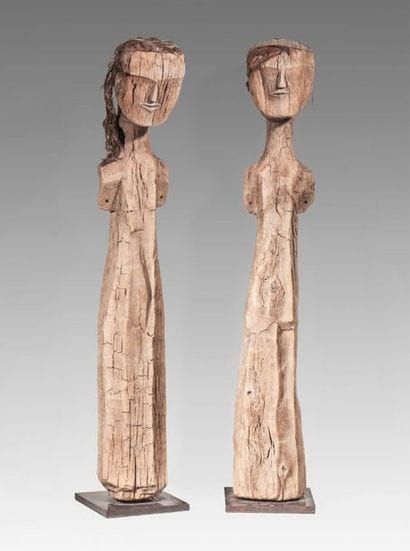 Paire de personnages en bois. Ils sont représentés...