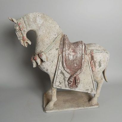 Cheval debout sur une terrasse. Il porte...