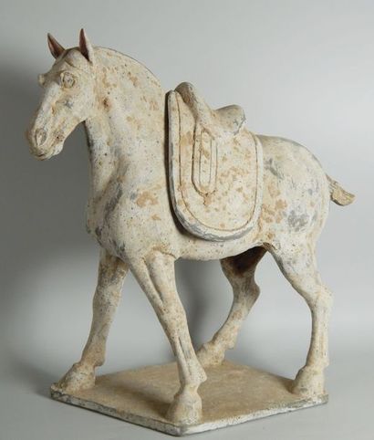 Cheval à la selle amovible, en position de...