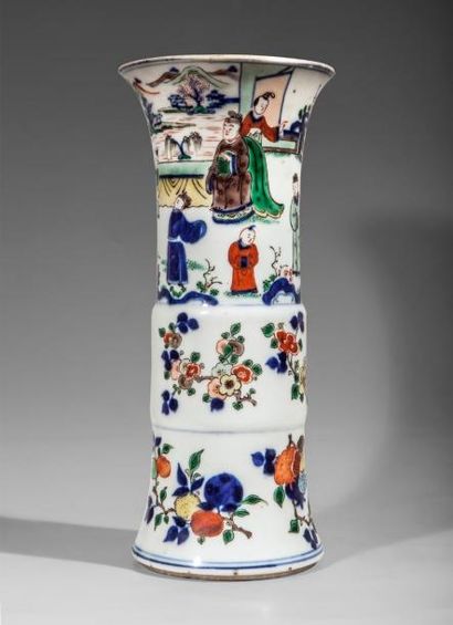 Vase de forme « Gu » en porcelaine à décor...
