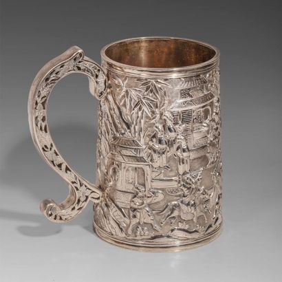 Chope en argent, à décor de scènes de combat,...
