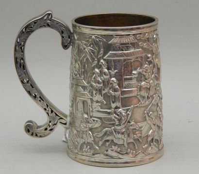 Chope en argent, à décor de scènes de combat,...