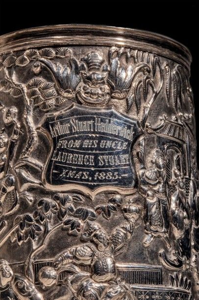 Chope en argent, à décor de scènes de combat,...
