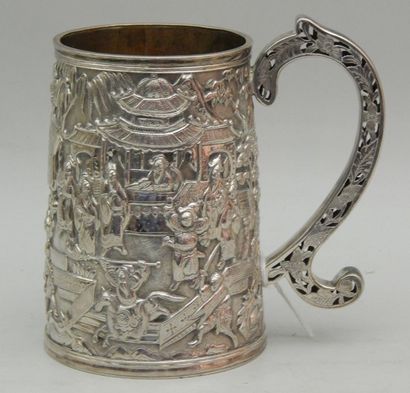 Chope en argent, à décor de scènes de combat,...