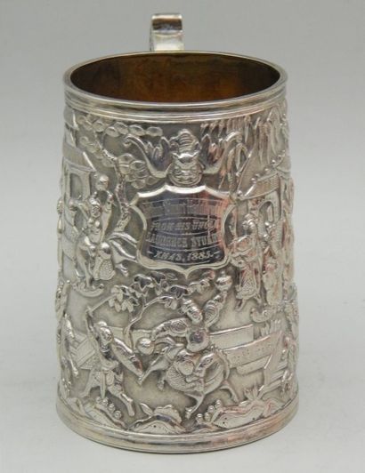 Chope en argent, à décor de scènes de combat,...