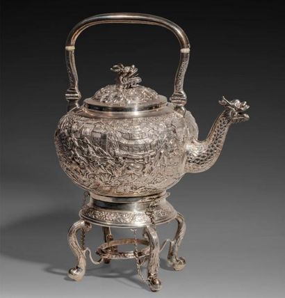 Samovar en argent à décor de scènes de combat,...