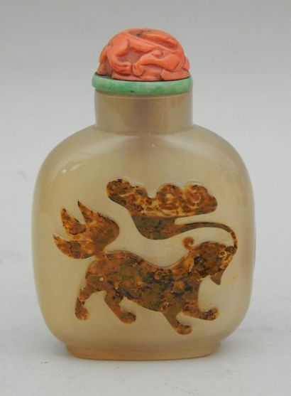 Flacon tabatière en agate à décor de lion....