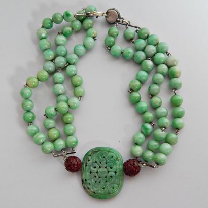 Collier en jade avec pendentif. (55 perl...