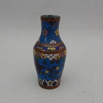 Vase balustre en émaux cloisonnés à décor...