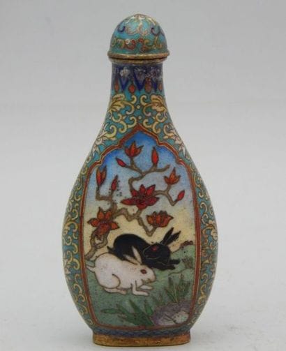 Flacon tabatière en émaux cloisonnés à décor...