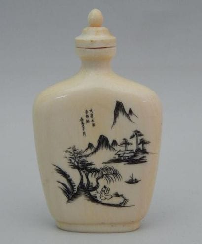 Tabatière à opium en ivoire, une face gravée...